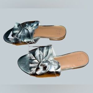 🩶NWT! A NEW DAY SLIDES!! CRISP COOL SILVER METALLIC OPEN TOE BOW SANDALS!